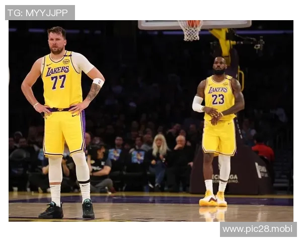 詹姆斯24分却创历史第一纪录！东契奇29次单节20+超利拉德：湖人双核太狠了